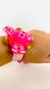 [XOAY 360 PHÁT SÁNG] Đồ chơi trẻ em vòng đeo tay hình gấu dâu/ hoạt hình con vật/ phi thuyền đồng hồ quay có đèn