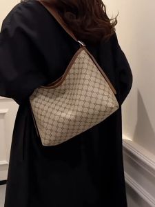 1735 ( READY STOCK ) PU SLING BAG EU FASHION HOUSE