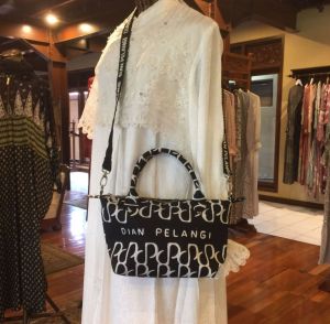 Tas Wanita by Dian Pelangi LIMITED EDITION Sling Bag Casual Formal Pesta Pernikahan Kondangan Kerja Kantor Hijaber Cantik Anggun Modis Modern Elegan Mewah Model Korea Terbaru Motif Batik Cap Hand Made Kekinian