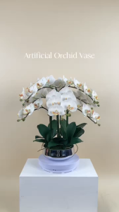 Akara Dokmaii แจกันกล้วยไม้ประดิษฐ์ จัดรอบด้าน กล้วยไม้ฟาแลนสีขาวพร้อมแจกันแก้วสีเงิน