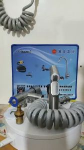 Vòi xịt vệ sinh bồn cầu toilet dây lò xo cấp nước đế cài Inox SUS 304 ren 20 21mm