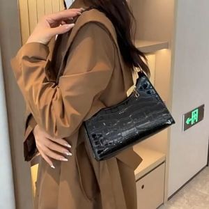 Zishop  เตรียมจัดส่ง 1-3 วัน กระเป๋าคล้องแขน สีสวยมาก น้ำหนักเบา เข้าได้กับทุกการแต่งกาย ใส่ของได้เยอะ ขนาดพกพาง่ายกำลังดี ถูกสุดต้องจัดนะคะสาวๆ