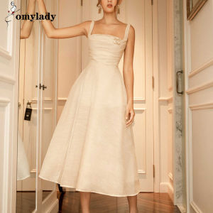 ชุดเดรสสีขาวจีบเรียบง่ายชุดเอี๊ยมฝรั่งเศสความยาวปานกลาง