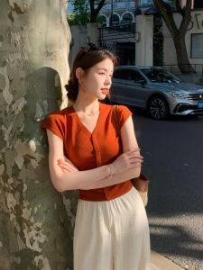 เสื้อถักแขนสั้นผ้าไหมน้ำแข็งสีแดง คอวี เสื้อคลุมแขนสั้นทรงเข้ารูปสำหรับฤดูร้อน เสื้อคลุมแบบมีฮู้ด สไตล์เกาหลี