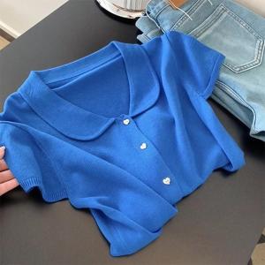 เสื้อยืดคอกลมแขนสั้นถักสีน้ำเงิน Klein สำหรับผู้หญิง ทรงปกติ ฤดูร้อน 2025 แฟชั่นใหม่ คอตุ๊กตา แขนสั้น ทรงปกติ