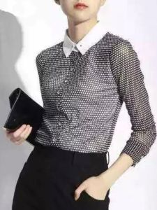 เสื้อเชิ้ตผู้หญิงแขนยาวทรงสลิมฟิตแบบลำลองใหม่สำหรับฤดูใบไม้ผลิปี 2025 ทรงคอโปโล กระดุมหลายตัว ผ้าไนลอน 100%