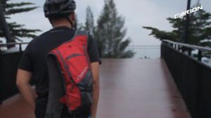 Tas Ransel Wanita Almo Blue Outdoor Hydropack Sepeda Motor Trail 8 Liter Carion