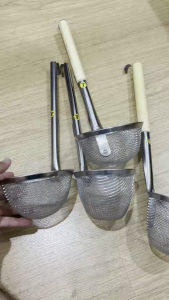 Vợt lưới Inox xịn cán gỗ cán Inox trụng hủ tiếu bún phở cán dài có quai treo tiện lợi