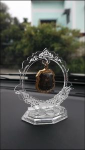 ซุ้มแขวนพระ ที่แขวนพระเครื่อง ฐานแขวนพระ ตั้งหน้ารถ อะคริลิคใส ลายพระอาทิตย์ สวยๆ