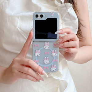 เคสโทรศัพท์รูปกระต่ายผูกโบว์ผีเสื้อสีฟ้าอ่อนแบบเต็มจอป้องกันการตกหล่นสำหรับ Samsung ZFlip6 พร้อมสร้อยข้อมือ ดีไซน์น่ารัก