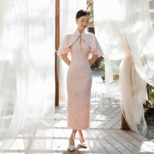 ชุดกี่เพ้าสีชมพู Sisu ชุดคลุมไหล่สองชิ้นสไตล์จีนใหม่สำหรับงานแต่งงานฤดูใบไม้ร่วงและฤดูหนาว ชุดคลุมกางเกงเชิ้ตเช้าสำหรับงานแต่งงาน ชุดคลุมกางเกงเชิ้ตสำหรับการกลับบ้าน