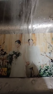 Pictures of weddings and families. Memories captured in images in Metallic sheet CRYSTALIZE PORCELAIN PRINT.