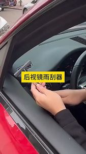 Cây lau gương kính ô tô gọn nhẹ tiện ích.