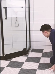 🧩แผ่นรองกันลื่น🧩แผ่นพลาสติก ระบายน้ำได้เร็วไม่สะสมน้ำ DIY กันน้ำกันลื่น แผ่นกันลื่นในห้องน้ำ ในห้องครัว 5 สี ขนาด30X30CM