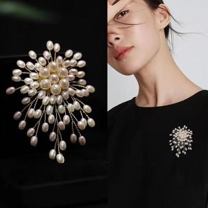 Elegant Pearl Cluster Bead Brooch Pin Womens Fashion Accessory Pearl Flower Bouquet Style Coat Pin Luxury Feel Suit Pin