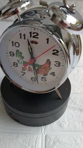 Jam Alarm Tipe Ayam: Desain Unik & Tanpa Baterai