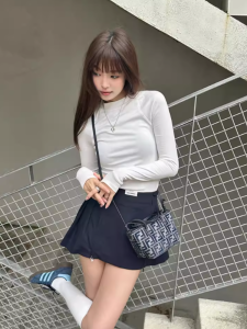 White Long Sleeve T-Shirt Womens Slim Fit Base Layer Shirt Korean Style Cotton Blend round Neck Pullover Top for Autumn