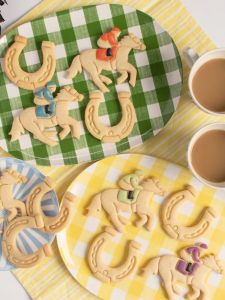 Equestrian Style Iron Horseshoe Baking Cookie Mold Cartoon Press Mold for Biscuit And Cake Decoration Home Kitchen Tool