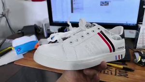 รองเท้าผู้ชาย2025เวอร์ชั่นเกาหลีใหม่รองเท้าสีขาวอเนกประสงค์รองเท้าส้นแบนนักเรียนกีฬาอินเทรนด์ของผู้ชายและรองเท้าพักผ่อน