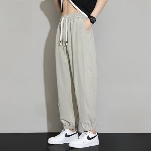 ROMON | กางเกงลำลองผ้าไหมน้ำแข็งชายฤดูร้อนบางหลวมๆ แห้งเร็ว ยืดหยุ่น กางเกงขายาวทรงหลวมสำหรับใส่ไปทำงานในช่วงฤดูร้อน