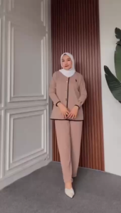Setelan Knit Modis Simpel Fayola Set Ld 110-115cm PJ Celana 93cm Pinggang Melar Kancing Variasi