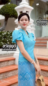 เสื้อลูกไม้ คอวี แต่งกระดุมมุก แขนสั้น แต่งแขนกลีบบัว งานเข้ารูปสวย ชายเสื้อวางลายผ้าสวยมาก