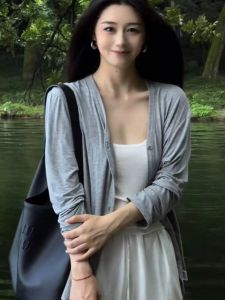 เสื้อคาร์ดิแกนไหมน้ำแข็งสีเทาสำหรับผู้หญิงในช่วงฤดูร้อน เสื้อคลุมกันแดดแบบบาง แขนยาว ทรงหลวม ใส่ได้ตลอดทั้งปี