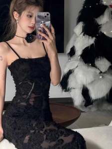 ชุดเดรสยาวคอวีแขนกุดผ้าลูกไม้สีดำโปร่งใสสำหรับฤดูใบไม้ร่วง ชุดเดรสยาวคลุมเข่าสไตล์สตรีทสำหรับวันหยุด ชุดเดรสผู้หญิงไซส์เล็ก