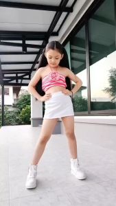 ชุดเด็กเซ็ท เกาะอกผูกคอ แต่งดอก กระโปรงขาว