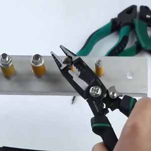 [โปรโมชั่น] เครื่องมือ 9 ใน 1 ชุดเครื่องมือกริมปลายแหลม คล้องสายไฟ ที่มีความหลากหลาย สามารถใช้เป็นกรรไกรตัดสายไฟ และเครื่องมือช่วยงานไฟฟ้าอื่น ๆ ด้วย