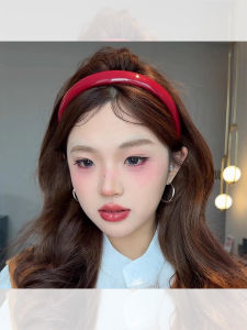 เข็มขัดผู้หญิงหนังสีแดงสไตล์ฮ่องกงย้อนยุค ทรงสูง ทรงปากเสียง ดีไซน์ใหม่ปี 2025 เครื่องประดับผมแบบอเนกประสงค์สำหรับการล้างหน้า