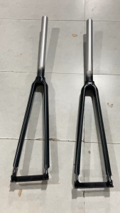 Càng phuộc trước cacbon bánh 700c sử dụng phanh UV( phanh bóp vành ) .phuộc trước xe đạp bằng sợi cacbon ( cổ nhôm )