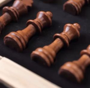 39cm Chess Board Tournament Size Magnetic Solid Wooden Chess Set with Folding Chess Board & Staunton Chess Pieces 2 Extra Queens Portable