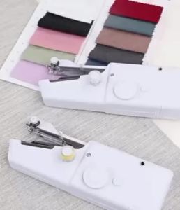 JeDa จักรมือถือ เครื่องใช้ในครัวเรือน จักรเย็บผ้าขนาดเล็ก Electric sewing machine สปอตสินค้า