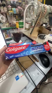 uýp kem đánh răng Colgate MaxFresh hương bạc hà 225g tặng bàn chải đánh răng