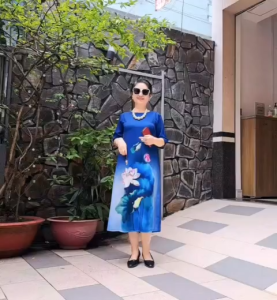 Đầm Trung Niên - Lụa Cao Cấp In 3D Sang Trọng - Form Dài Chữ A Giấu Bụng - Hai Túi Hông - Dây Kéo Tốt -  Size Từ 55kg - 90Kg.