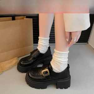 รองเท้าส้นหนา Mary Janes สไตล์อังกฤษสำหรับผู้หญิง รองเท้าส้นแบนแบบสวมสบาย ทรงหัวมน ส้นกลาง วัสดุด้านในเป็นหนังเนื้อสัมผัสเนียนนุ่ม