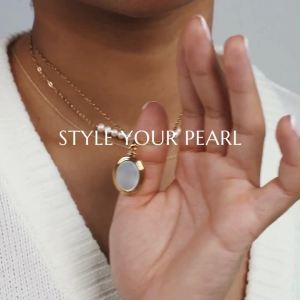 Gemondo สร้อยพร้อมจี้ล็อกเก็ตเงินแท้ 925 ชุบทอง 18K  ประดับมาเธอร์ออฟเพิร์ล (Mother of Pearl)  ดีไซน์ทรงวงรี : สร้อย จี