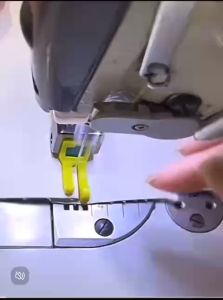 Chân vịt mí nhựa có bánh xe chống nhăn sử dụng cho máy may công nghiệp