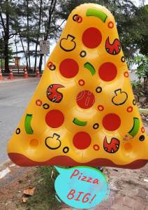 แพPizza Pool Float🍕🍕สีสดใส  กินไม่ได้ แต่ลอยน้ำได้จ้ะ งานหนา มีที่ใส่แก้วน้ำ สีสวยสดใส  เล่นได้ทุกวัย