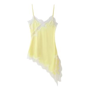 ชุดเดรสลูกไม้สำหรับงานปาร์ตี้คริสต์มาสและปีใหม่ของ KONDALA ชุดเดรสคอวีแบบสายเดี่ยวเปิดหลังความยาวปานกลาง แฟชั่นปี 2025 สไตล์ Y2K ชุดเดรสสำหรับออกงานกลางคืน