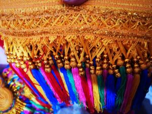 เครื่องประดับตกแต่งโบว์สีเหลืองทองสำหรับการแสดงละคร ป้ายแถบสีสดใส ของตกแต่งชาติพันธุ์ ขนจีบ ขนไก่ อุปกรณ์งานแต่งงาน