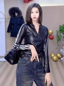 เสื้อยืดผู้หญิงคอวีแขนยาวสีดำสไตล์ฝรั่งเศส เสื้อชั้นใน PU หนังโปรตีน ทรงปกติ ฤดูหนาว แฟชั่นสำหรับผู้หญิง