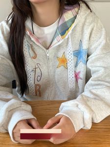 เสื้อสเวตเตอร์คาร์ดิแกนมีฮู้ดแบบหลวมๆ ทรงหลวมๆ สำหรับผู้หญิง ฤดูใบไม้ร่วง ลายสก็อต ลายการ์ตูน ลายการ์ตูน แฟชั่นสตรีท เสื้อคลุมกันหนาวแบบสวมหัว