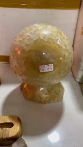 Cầu bi phong thủy đá tự nhiên đường kính 19cm nặng 11 kg  màu vàng trong thấu ánh sáng cho mệnh Kim và Thổ đá hiếm