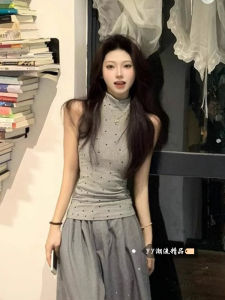 เสื้อกั๊กสีเทาคอสูงครึ่งตัวลายจุดสำหรับผู้หญิงในฤดูหนาว แขนกุด โชว์ไหล่ ดีไซน์เก๋ไก๋ ทรงสลิมฟิต เสื้อผ้าทำงาน