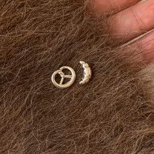 CAFFTI | Asymmetric Ox Horn Shaped Silver Stud Earrings
