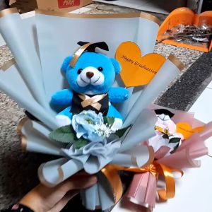 Buket Boneka Wisuda Kelulusan Free Kartu Ucapan dan Custom selempang boneka