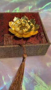 1 cái hoa sen bằng đồng dùng đốt trầm cắm nhang sang chảng