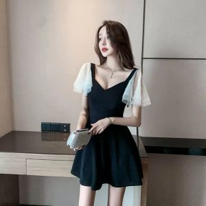 ชุดผู้หญิงคอลึกเซ็กซี่แบบใหม่ฤดูร้อน2023แฟชั่นฮิตในเน็ตชุดทำงานแขนระบายเปิดหลังชุดเดรสแฟชั่น